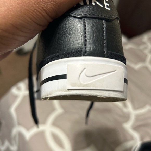 Women’s black and white Nike shoes - Picture 5 of 5